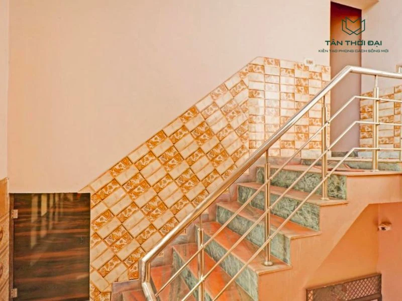 20+ mẫu gạch ốp tường cầu thang đẹp mắt, bảo vệ tường vượt trội